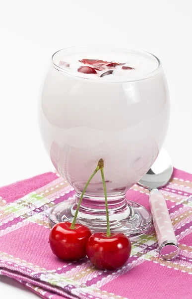Yoghurt med sweet cherry — Stockfoto
