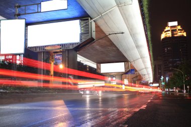 Kentsel gece trafiği görünümü