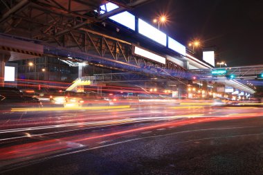 Kentsel gece trafiği görünümü