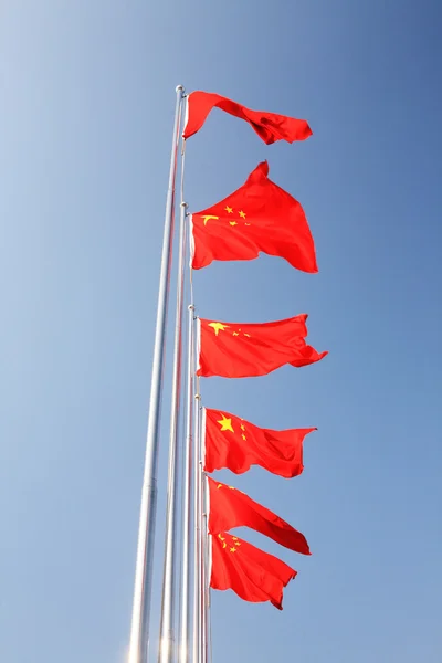 Uma linha de bandeiras chinesas — Fotografia de Stock