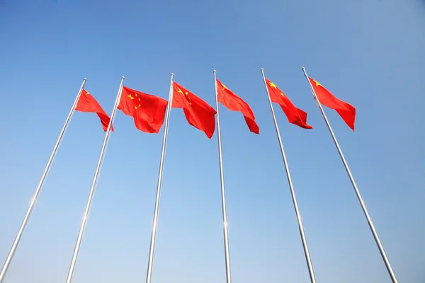 Ряд китайских флагов — стоковое фото