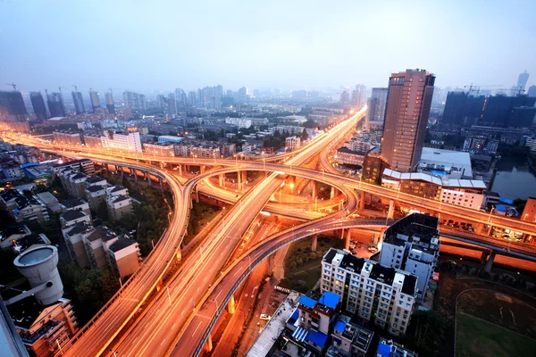 Egy útkereszteződés Hangzhou-ban. — Stock Fotó