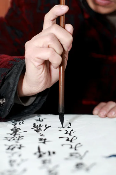 Mão segurando caneta escova Chines — Fotografia de Stock
