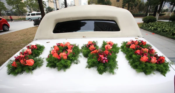 El coche de boda blanco — Foto de Stock
