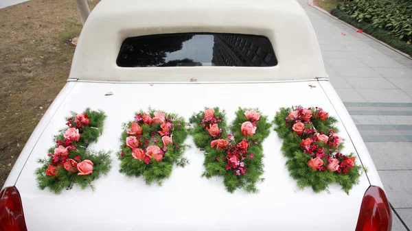 白い結婚式の車 — ストック写真