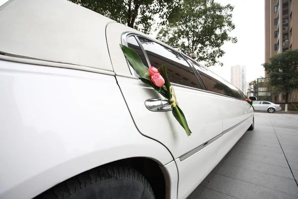 De witte bruiloft auto — Stockfoto