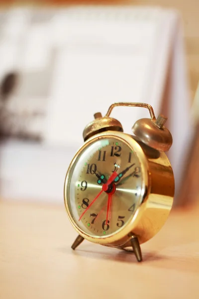 Eine Uhr zeigt die Zeit auf dem Tisch an — Stockfoto