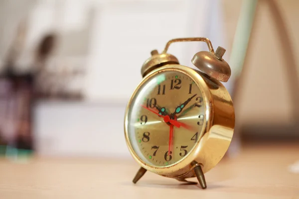Zegar pokazuje czas na stole. — Zdjęcie stockowe
