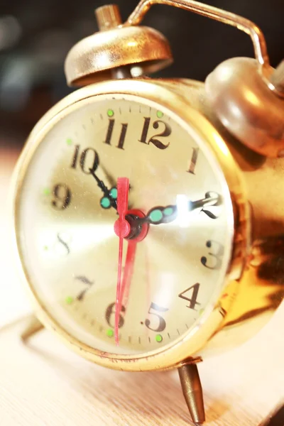 Zegar pokazuje czas na stole. — Zdjęcie stockowe