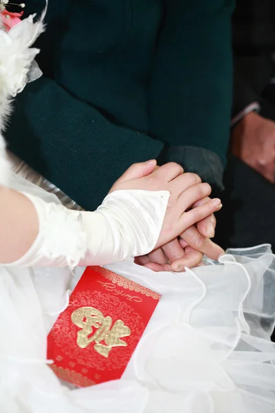 Bella mano della sposa — Foto Stock