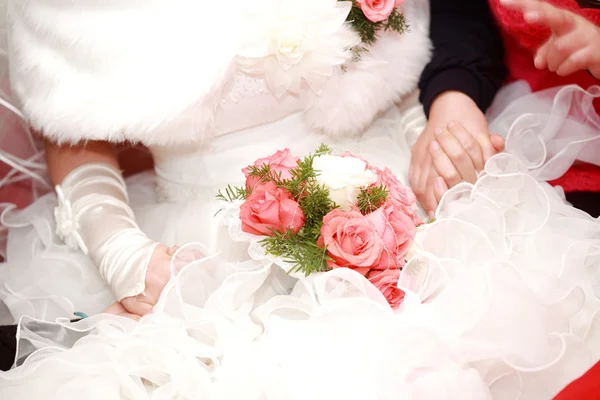 Smuk brudebuket i hænderne på bruden - Stock-foto
