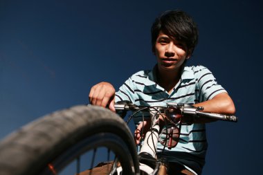 Genç Asyalı motorcu