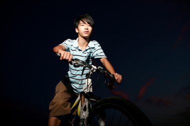 Genç Asyalı motorcu