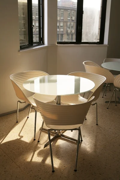 Yanındaki masa sandalye — Stok fotoğraf