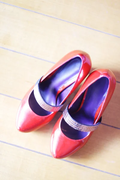 Красные женские туфли — стоковое фото