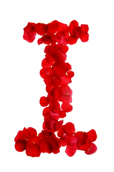 Лепестки роз, образующие письмо — стоковое фото