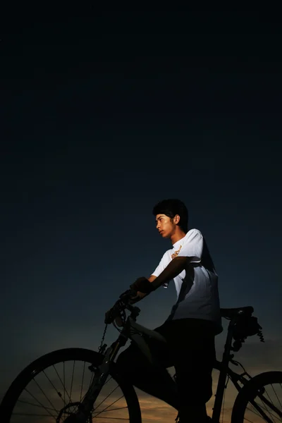 Jovem asiático motociclista — Fotografia de Stock