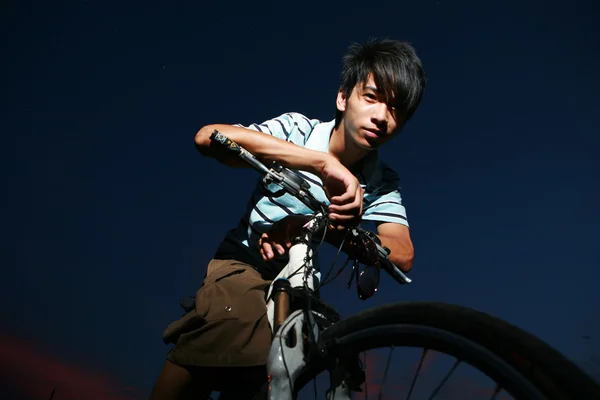 Joven asiático motorista —  Fotos de Stock