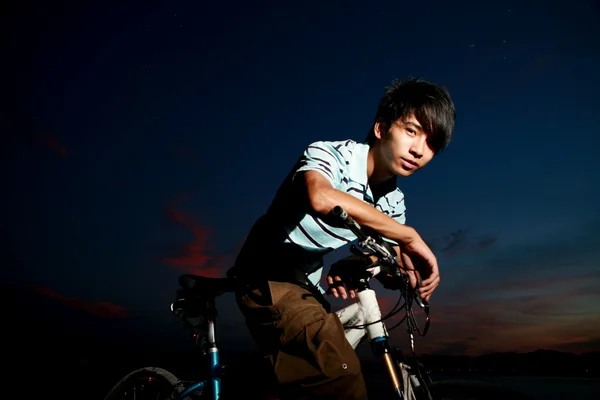 Mladá asijská motorkář — Stock fotografie