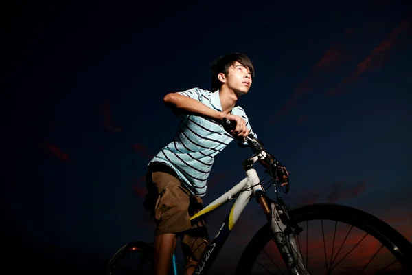 Jovem asiático motociclista — Fotografia de Stock