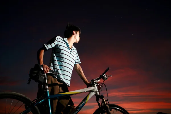 年轻亚洲骑自行车的人 — 图库照片