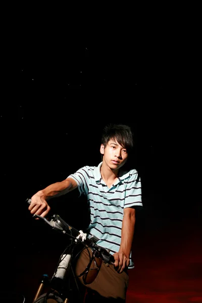 Молодой азиатский байкер — стоковое фото