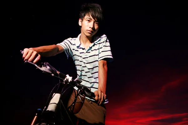 Genç Asyalı motorcu — Stok fotoğraf