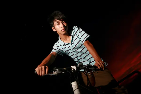 Joven asiático motorista — Foto de Stock