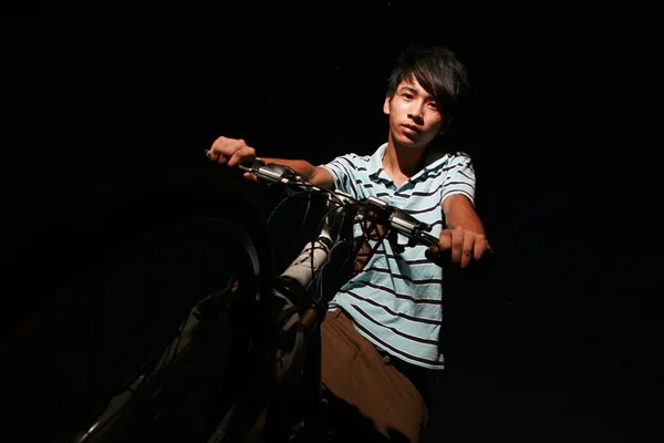 Jonge Aziatische biker — Stockfoto