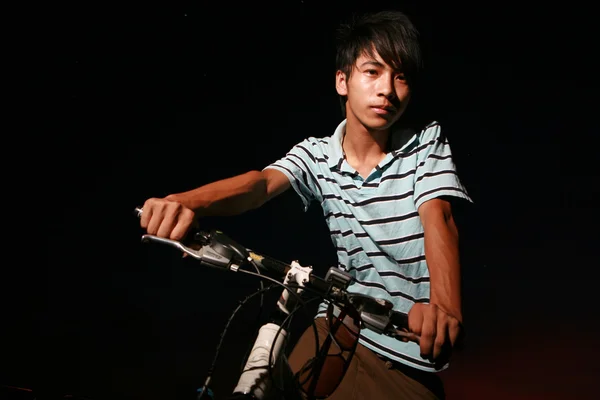 Junge asiatische Biker — Stockfoto