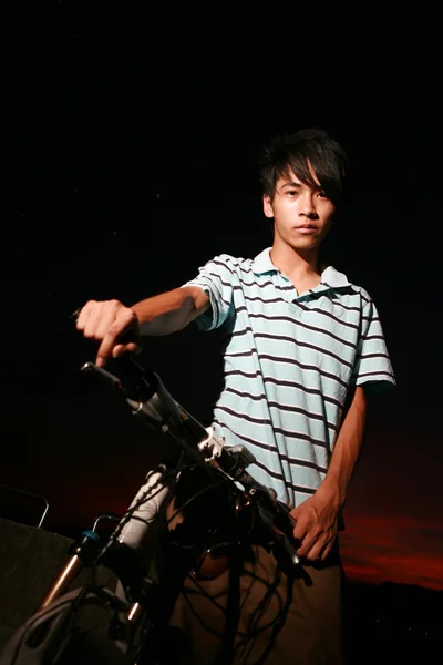 Nuori aasialainen moottoripyöräilijä — kuvapankkivalokuva