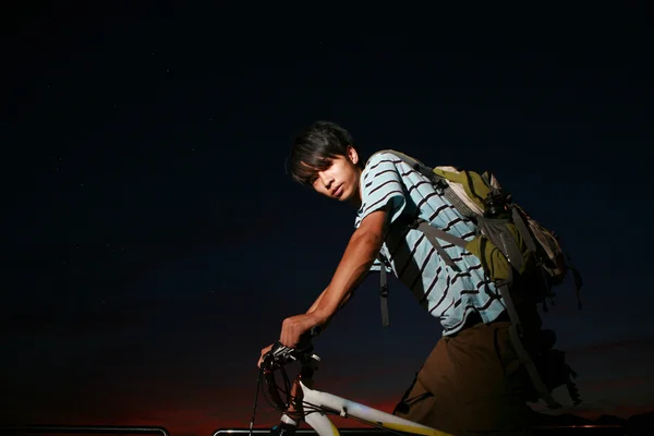 Jonge Aziatische biker — Stockfoto