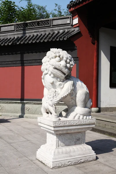 Uma escultura de leão de pedra — Fotografia de Stock