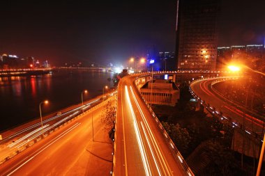 Gece yolu kavşağındaki trafik