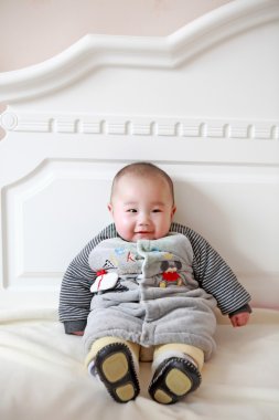 Yatakta küçük şirin bir bebek