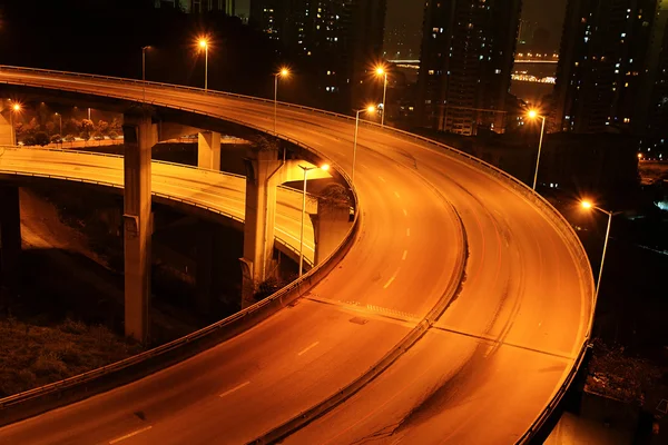 Tráfico en cruce de carretera nocturna —  Fotos de Stock