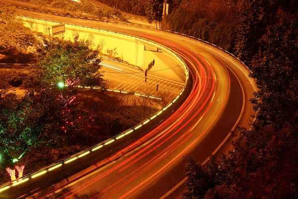 Κυκλοφορία σε νυχτερινή οδική διασταύρωση — Φωτογραφία Αρχείου