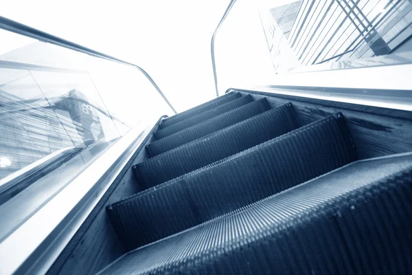 Эскалаторная лестница — стоковое фото