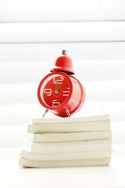 Reloj despertador en libros — Foto de Stock