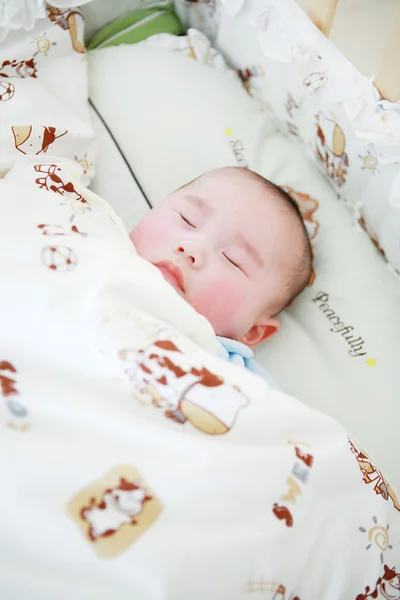Pequeño bebé durmiendo en la cama —  Fotos de Stock