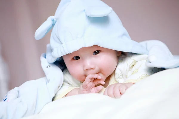 침대에 누워 있는 귀여운 아기 — 스톡 사진