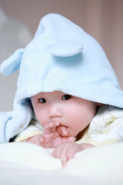 Yatakta küçük şirin bir bebek — Stok fotoğraf