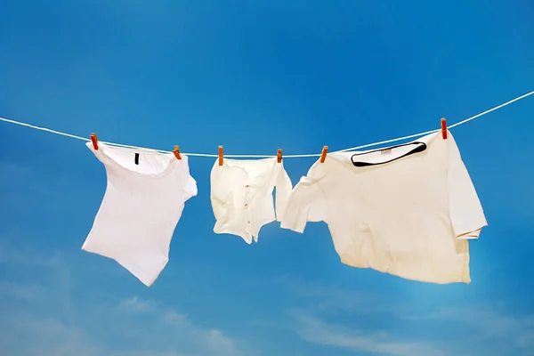 Tričko sušení na prádelní šňůru — Stock fotografie