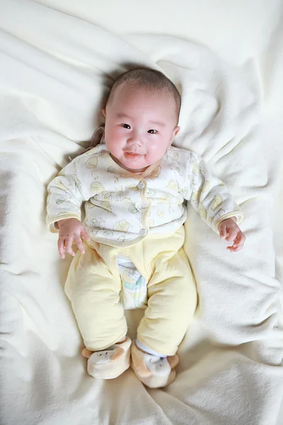 Bebê pequeno bonito na cama — Fotografia de Stock