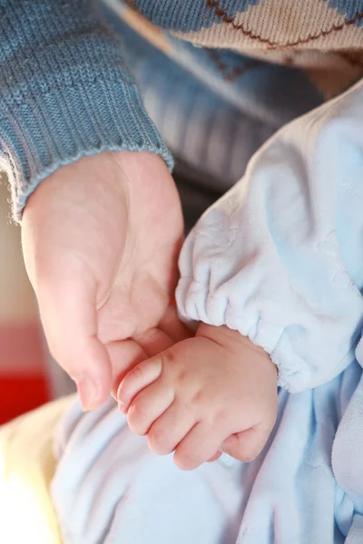 Мать держит своего ребенка за руку — стоковое фото