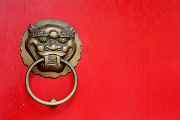 Poignée de porte avec sculpture de visage de lion en bronze antique — Photo