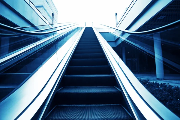 Subir escada rolante — Fotografia de Stock