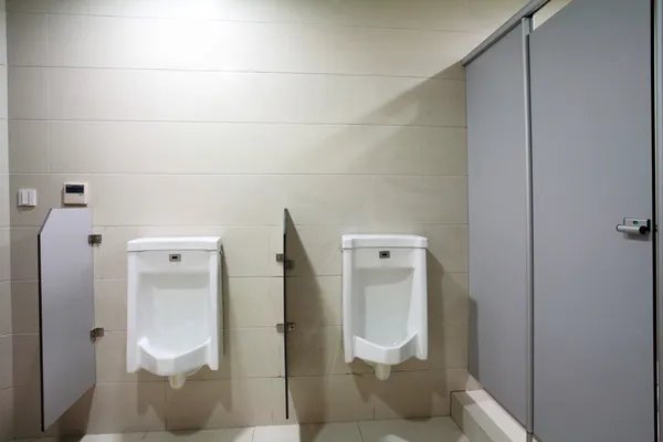 Общественные туалеты, мужской писсуар — стоковое фото