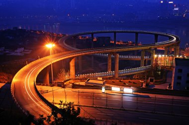 Gece yolu kavşağındaki trafik