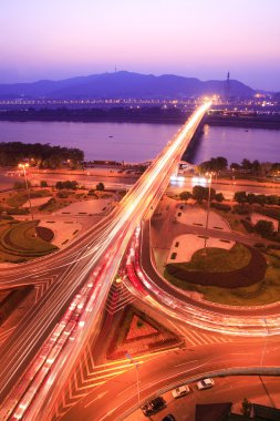 Gece yolu kavşağındaki trafik